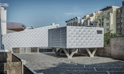 Soubor staveb DOX+ v roce 2018 rozšířil galerijní a přednáškové kapacity Centra současného umění o sály pro tanec, hudbu, film či videoart