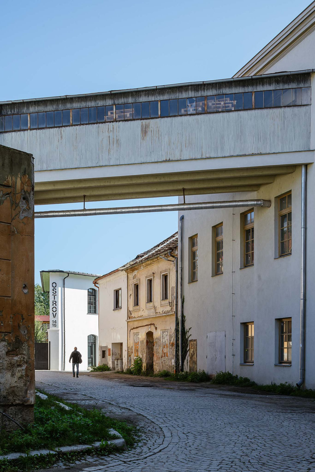 Je zatím první vlaštovkou signalizující změnu, část budov v areálu je zatím nevyužitá. (Komunitní centrum ve Strakonicích, Ateliér VAS)