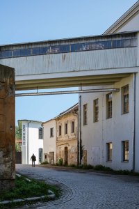 Je zatím první vlaštovkou signalizující změnu, část budov v areálu je zatím nevyužitá. (Komunitní centrum ve Strakonicích, Ateliér VAS)