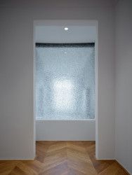 Vstupní halu či ložnici prosvětlují výplně z „ledového skla“ od umělce Pavla Baxy. (Rekonstrukce měšťanský dům na Valdštejnském náměstí, Formafatal)