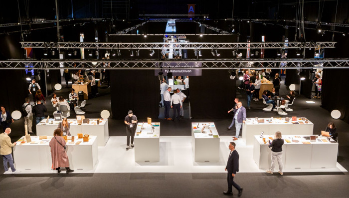 Součástí Výstavy materiálů WISE HABIT jsou nejen samotné materiálové vzorky, ale i komplexní údaje o jejich původu, ekologických souvislostech, recyklačním potenciálu a technických vlastnostech.