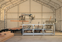 V Los Angeles vyrostla po ničivých požárech "mobilní robotická továrna". Produkuje panely pro stavbu modulárních domů.