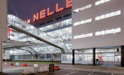 Obr. 9: Prosklené tubusy spojují budovy továren s expediční budovou, Van Nelle září ve dne i v noci – foto