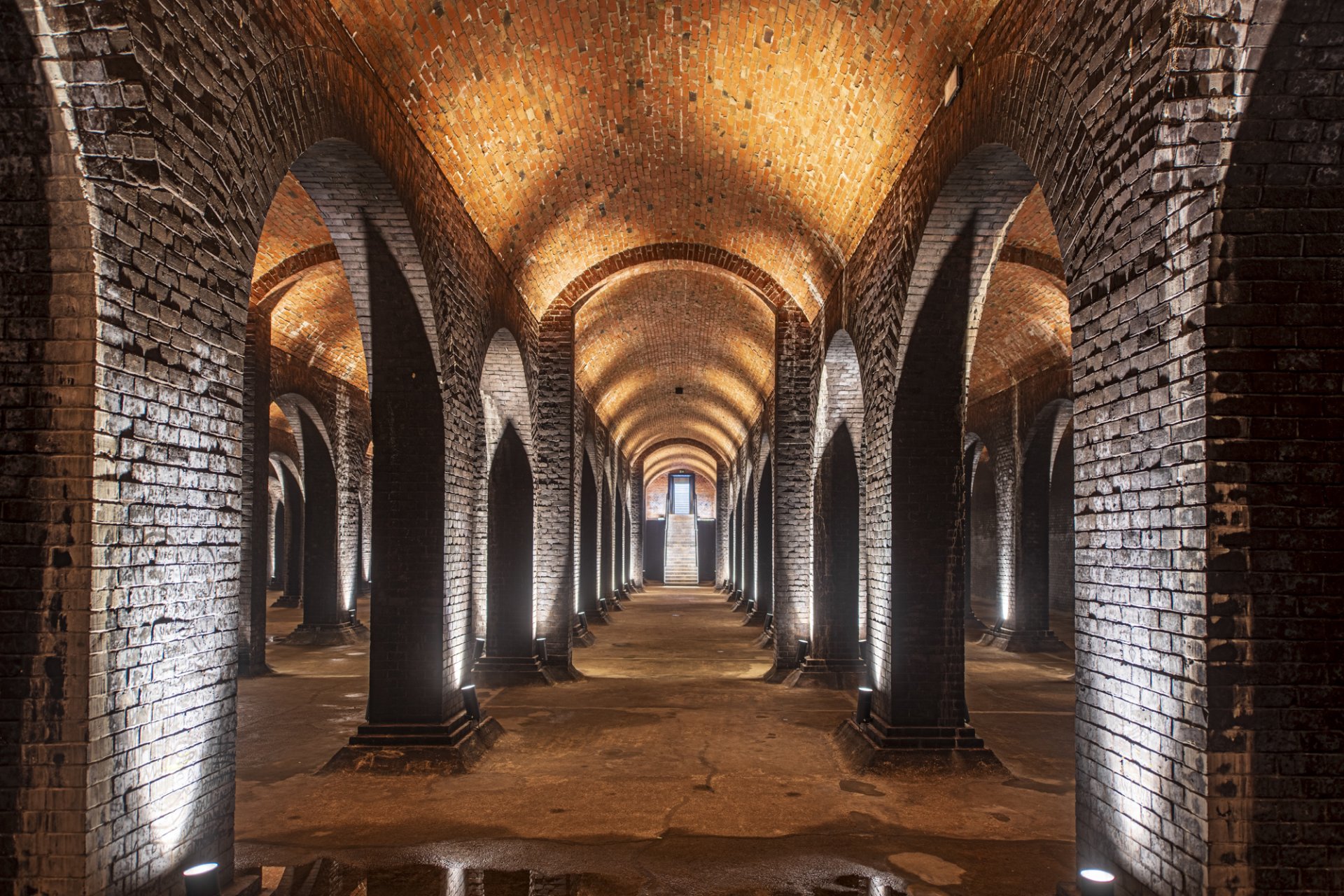 Vodojemy v Brně na Špilberku sloužily jako zdroj vody pro centrum města Brna. Teď už se tu voda nečerpá, ale působivá podzemní architektura zůstala zachovaná, a byla zpřístupněná - úpravy provedl ateliér David Prudík architekti. 