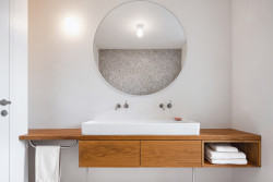 Pohled do koupelny (Rekonstrukce domu na Břevnově; Mimosa architekti)