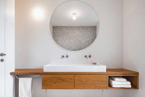 Pohled do koupelny (Rekonstrukce domu na Břevnově; Mimosa architekti)