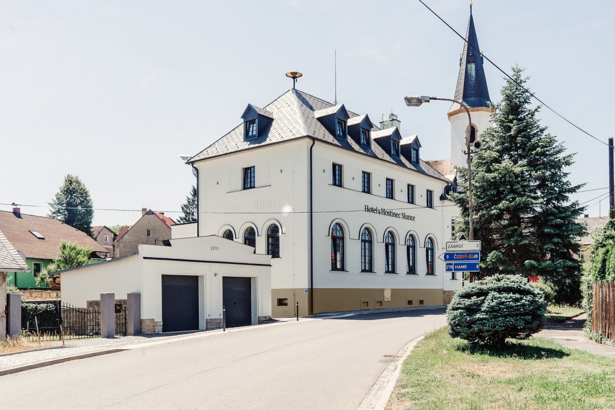 Fasáda má zpět původní tvary oken a dveří. (atelier 67, hotel Slunce v Osečné)