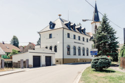 Fasáda má zpět původní tvary oken a dveří. (atelier 67, hotel Slunce v Osečné)