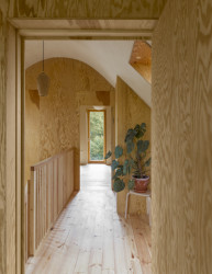 Dominuje tu dřevo a hlína s jemnými doteky tradiční modré, zelené a terakotové dlažby. (Casa De Mi Luna, Studio Circle Growth)