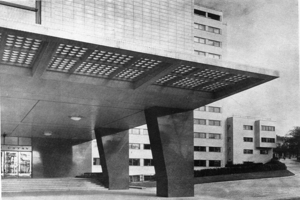 Dům odborových svazů v Praze na Žižkově navrhli přední českoslovenští architekti Josef Havlíček a Karel Honzík ve 30. letech, dobové foto.