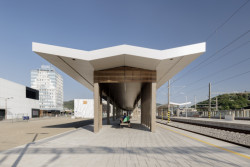 Nádraží ve Vsetíně má nové přístřešky.