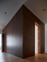 Pohled do chodby (Byt Masna, Iva Hájková Studio)