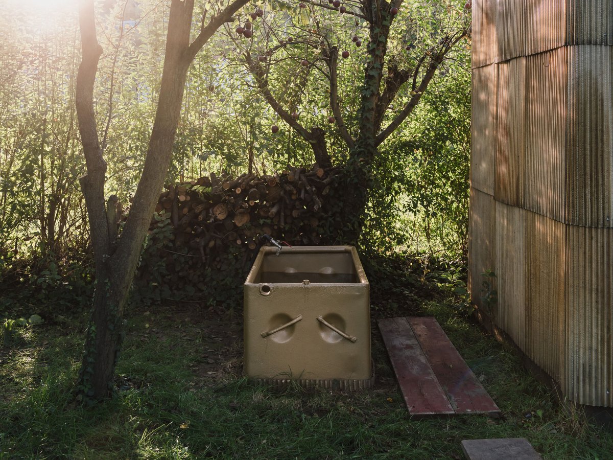 Jako ochlazovací bazén tu je vysloužilý důlní vozík. (Sauna, ika.architekti)