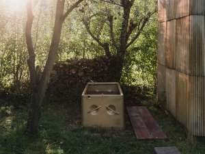 Jako ochlazovací bazén tu je vysloužilý důlní vozík. (Sauna, ika.architekti)