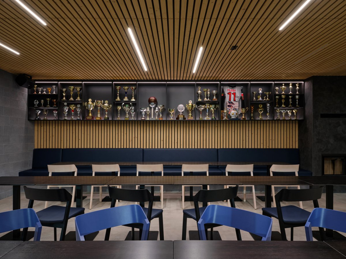 Pohled do klubovny s občerstvením (Sportovní areál SK Planá, PROAM ARCHITEKTI)