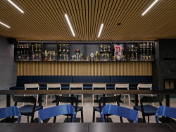 Pohled do klubovny s občerstvením (Sportovní areál SK Planá, PROAM ARCHITEKTI)
