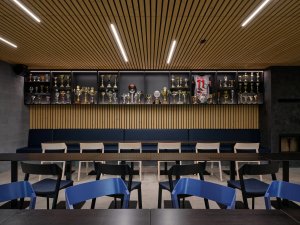 Pohled do klubovny s občerstvením (Sportovní areál SK Planá, PROAM ARCHITEKTI)