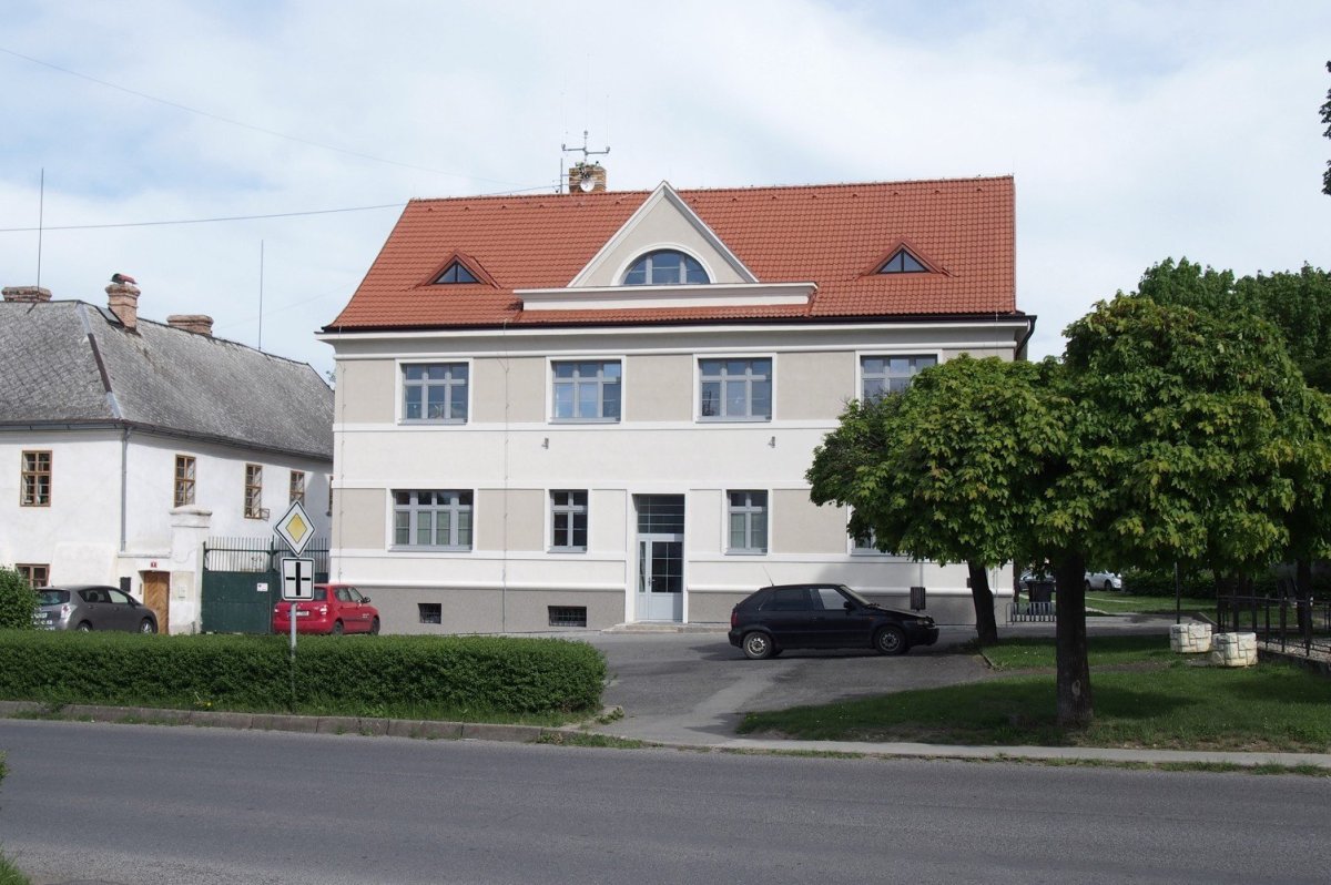 Rekonstrukce fasád Městského úřadu Odolena Voda, Grulich architekti.