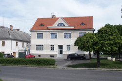 Rekonstrukce fasád Městského úřadu Odolena Voda, Grulich architekti.