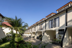 Jsou to kompaktní řadové domy. (De Residence Pangandaran, Erik Petrus)