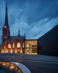 Obnova Červeného kostela, atelier-r: Díky odstranění oplocení se z okolí kostela stala veřejná piazzetta s mobiliářem a zelení.