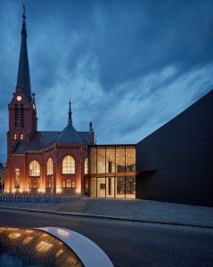 Obnova Červeného kostela, atelier-r: Díky odstranění oplocení se z okolí kostela stala veřejná piazzetta s mobiliářem a zelení.