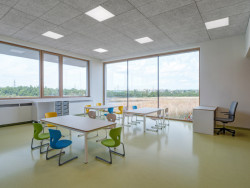 V Šeberově mají novou základní školu. Navrhlo ji studio ADR.