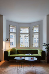 Charakter historické bubenečské atmosféry se propisuje do interiéru skrz původní kastlová okna.