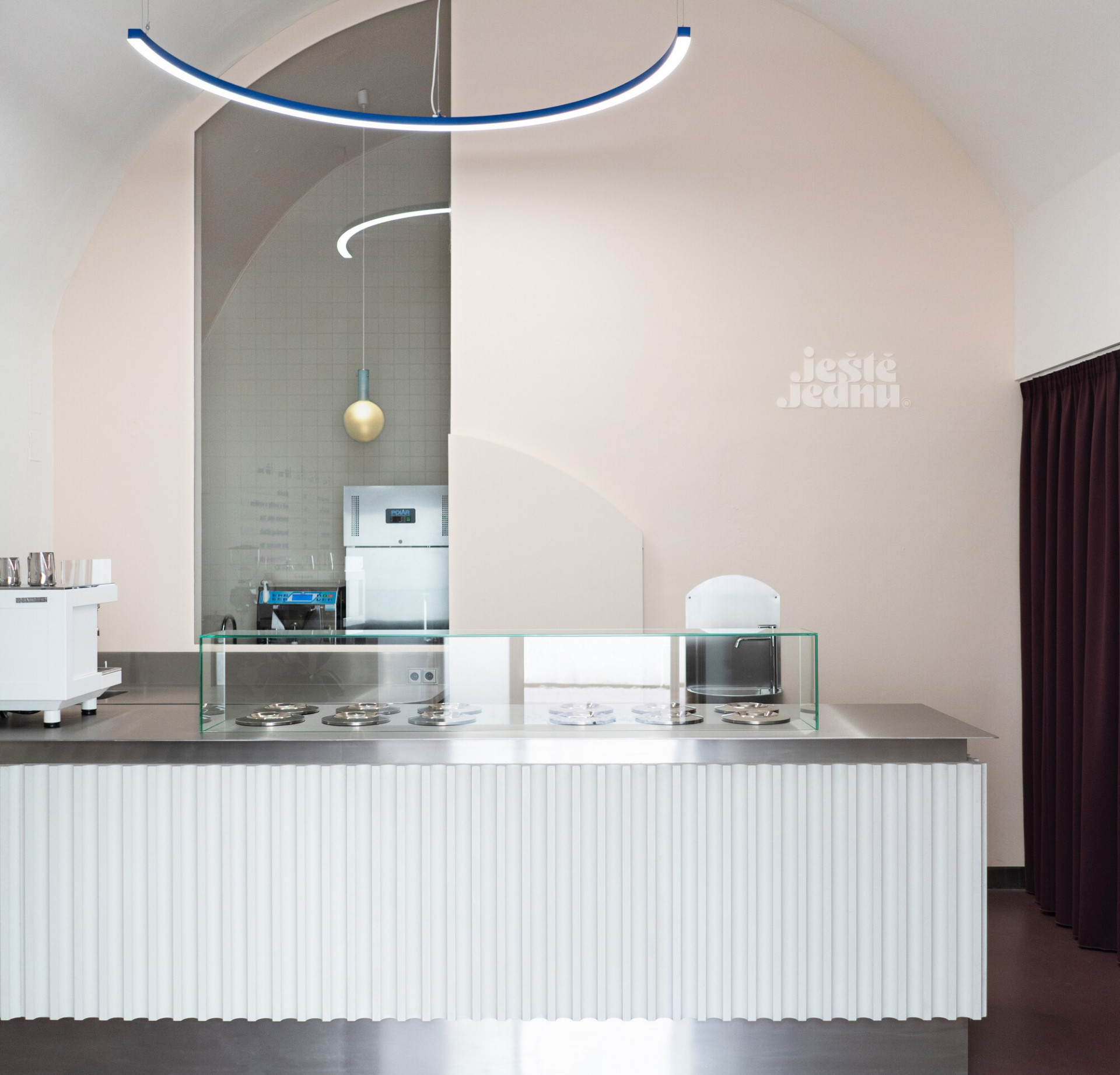 Interiér zmrzlinárny v Brně od architektky Barbory Kudelové - výřez z fotografie