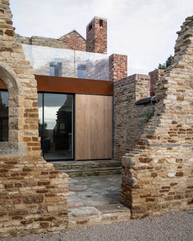 Konverze pergamenové fabriky v Northamptonshire od britského studia Will Gamble Architects