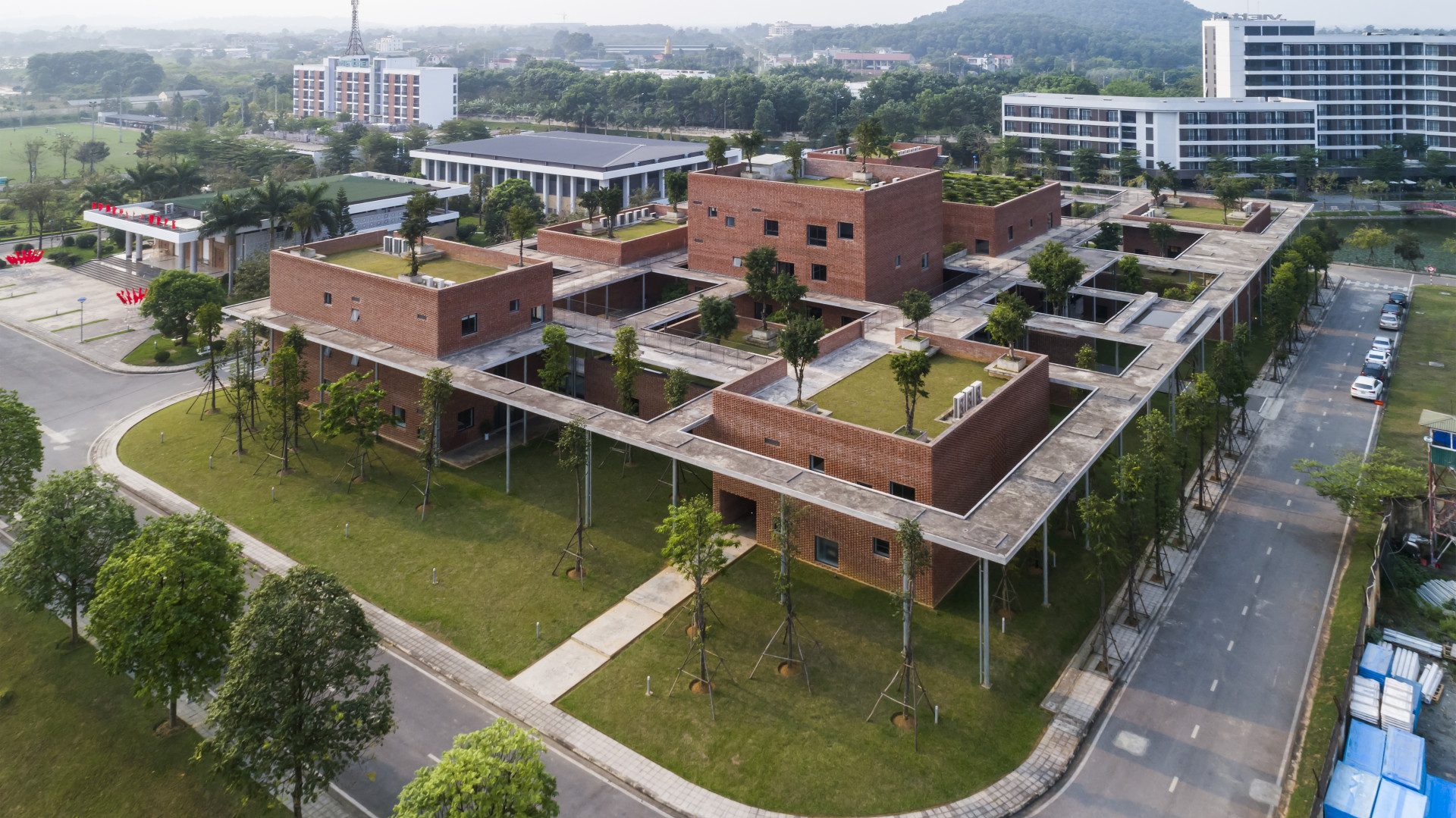 Viettel Academy Educational Center ve Vietnamu od ateliéru VTN Architects z Ho Chi Minh City