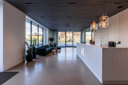 BudexHUB je navržen v pasivním standardu a celoročně využívá solární energii, která je ukládána do bateriových úložišť, což zajišťuje vysokou míru energetické soběstačnosti.