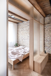 Takové příčky jsou v bytě dohromady dvě.