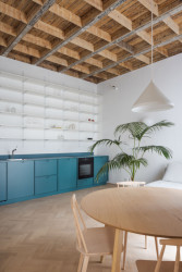 Byt G, Grau Architects: Při se objevil unikátní betonový strop s dřevěným záklopem, který dodává bytu na jedinečnosti a autentičnosti