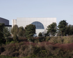 MK Gallery, 6a architects: nová galerie vyhlíží do zeleně kruhovým oknem