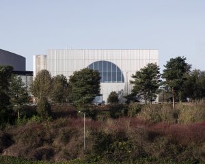 MK Gallery, 6a architects: nová galerie vyhlíží do zeleně kruhovým oknem