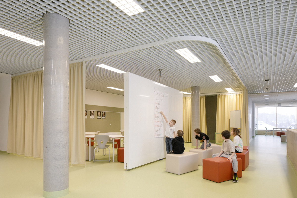 Tady se děti mohou učit i mimo uzavřený prostor tříd (Nová škola LOŠBATES; SOA architekti)