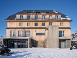 Betonové přístavby umožňují vstup do suterénu. (Centrum Hořec; ADR)