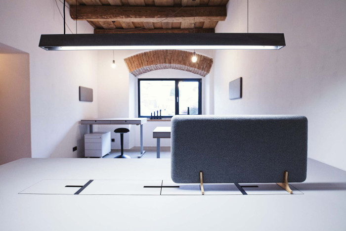 Výškově nastavitelný stůl TAK s úložným prostorem od PROFIL NÁBYTEK