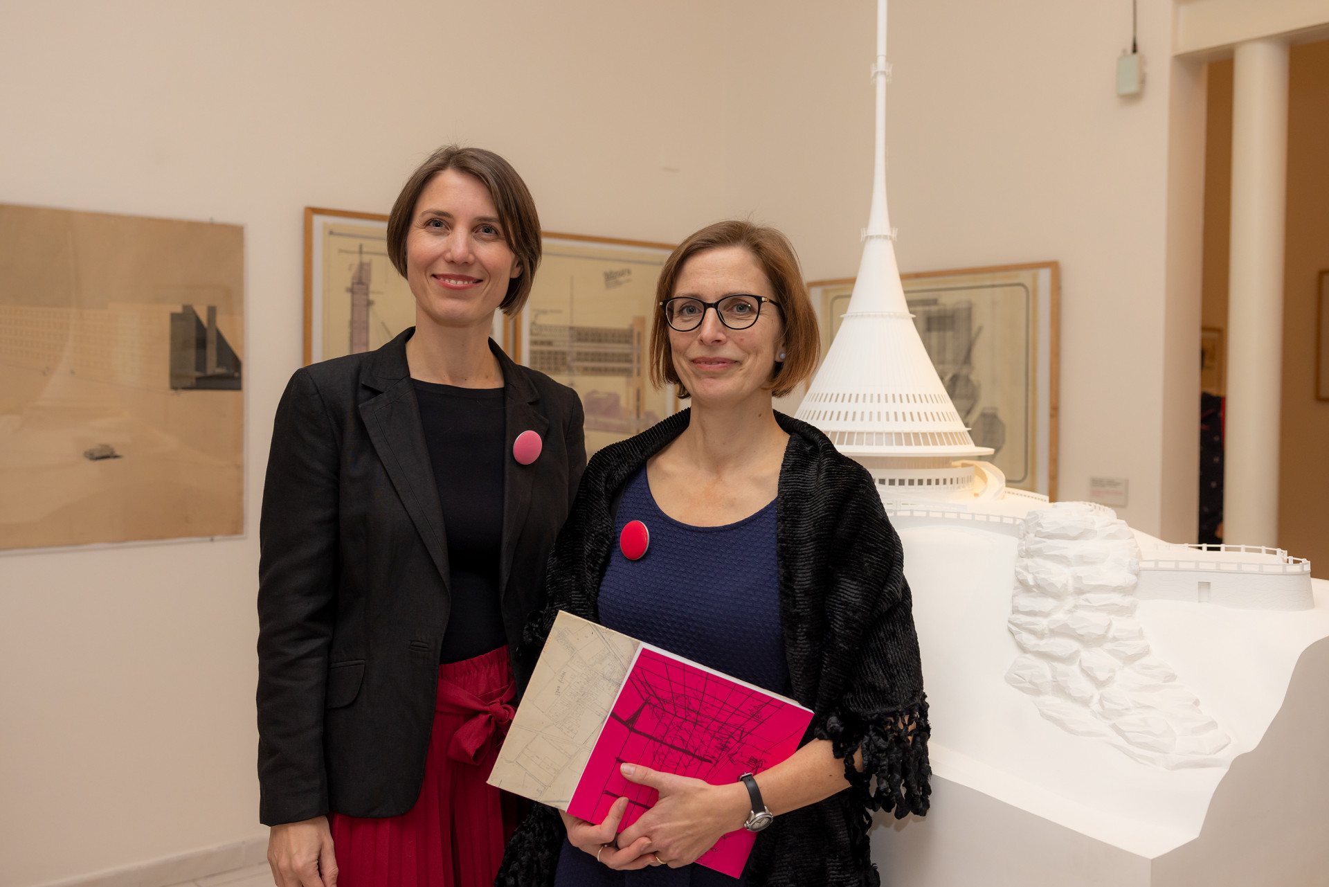 Kurátorky výstavy Architektura v procesu MUO Klára Jeništová (vlevo) a Martina Mertová (vpravo)