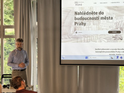 Ředitel sekce prostorových informací Mgr. Jiří Čtyroký se svými spolupracovníky prezentovali otevřená data dostupná prostřednictvím geoportálu Prahy. Studenti tak měli možnost zjistit, jaká data jsou v rámci IPRu udržována a spravována.