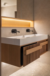 Koupelna (Industriální přestavba rodinného domu; Atel!er)