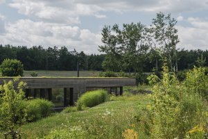 Dům využívá přírodní materiály s minimální ekologickou stopou. (Vila nad vodou, 3AE)