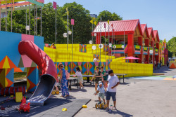 Umělkyně stejným způsobem oživila už řadu míst. (Morag Myerscough, FLUX - oživení veřejného prostoru v Mnichově)