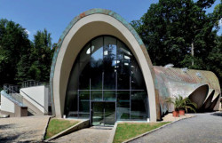 Tropický pavilon v ZOO Jihlava, exteriér, vstupní portály s prosklenou sloupko-příčníkovou fasádou – foto