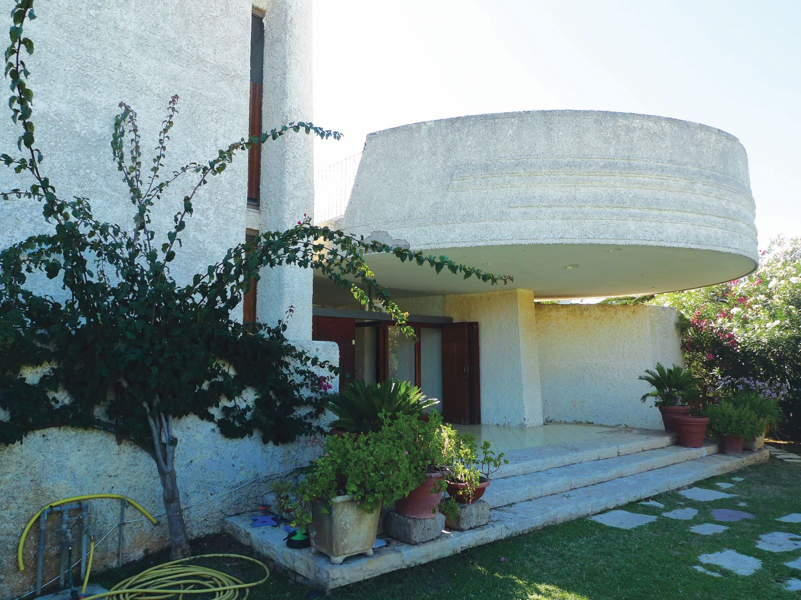 Mohutné oblé tvary definují architekturu vily La Saracena © Adam Štěch