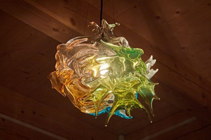 I detaily, jako je osvětlení, může návrh roubenky zahrnovat.