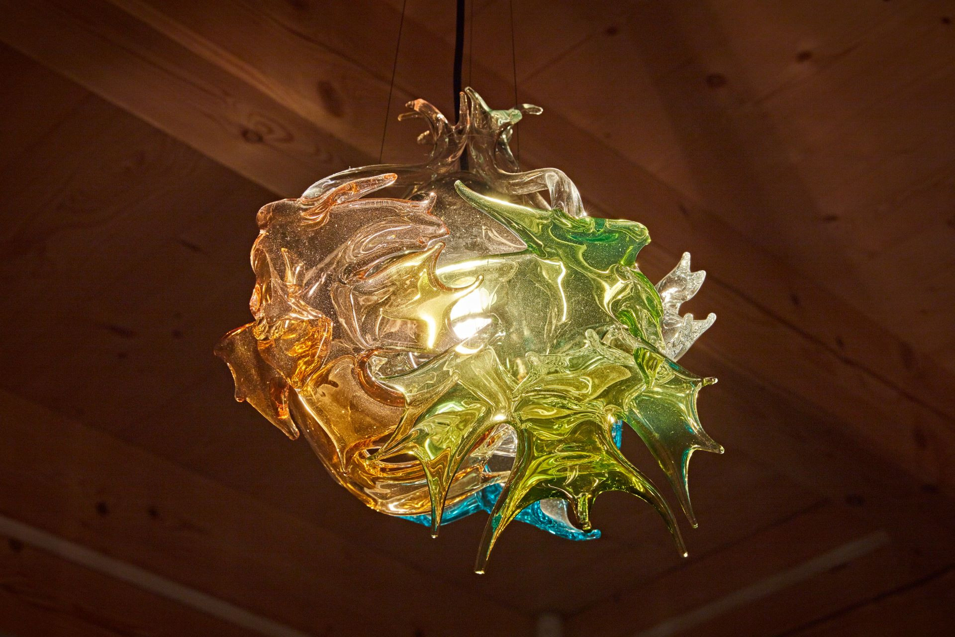 I detaily, jako je osvětlení, může návrh roubenky zahrnovat.