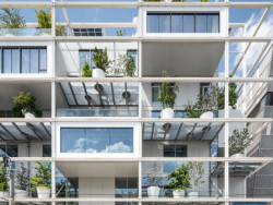 Novostavbu ze všech stran obklopuje ocelová konstrukce s hloubkou 4,5 metru a vytváří tak dojem polic. Součástí jsou úniková schodiště, balkony lemované stromy a arkýře s velkými prosklenými čely. Pro fasádu architekti zvolili sloupko-příčkový systém Schüco FWS 50.SI