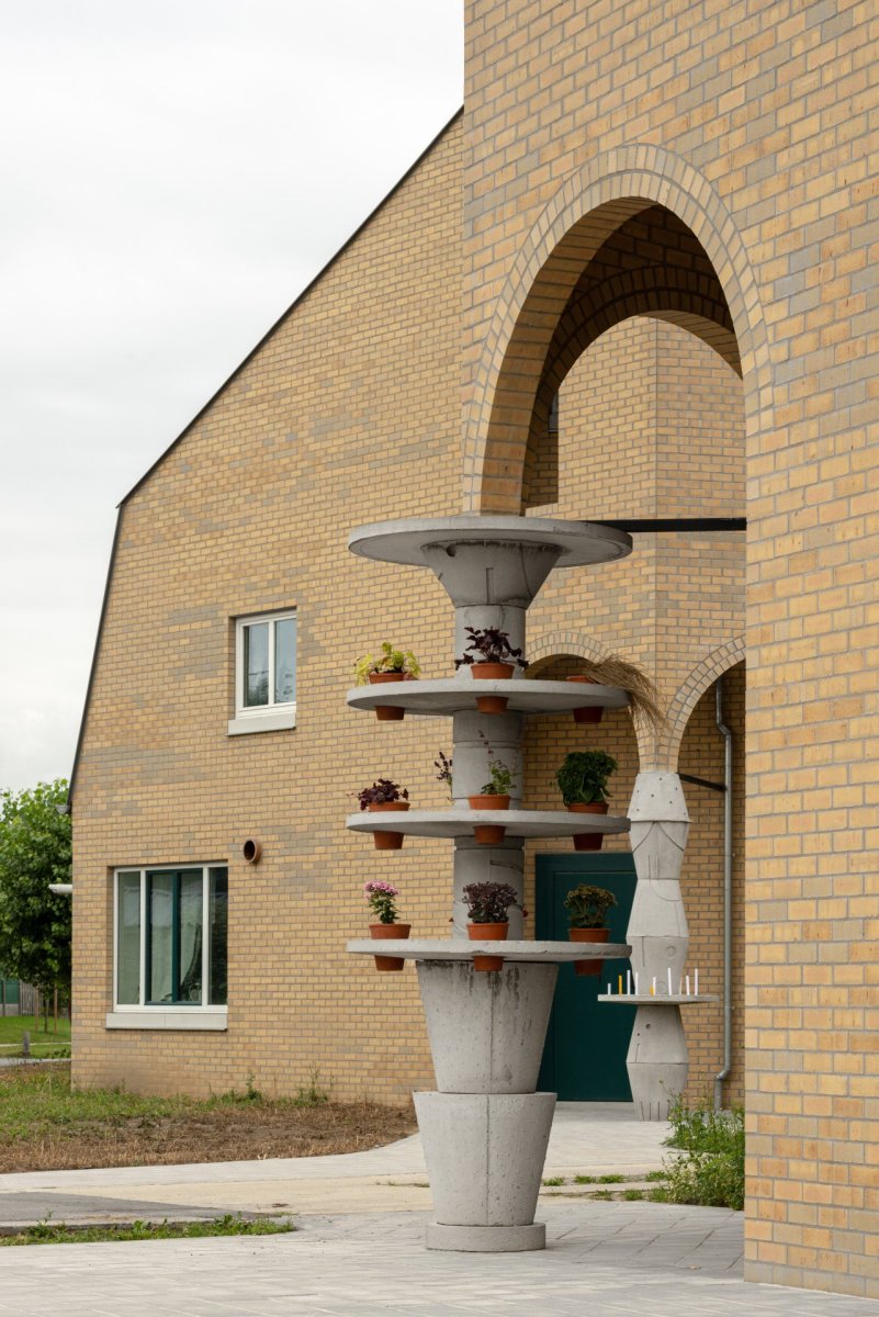 Schaerdeke Lo-Reninge, Architectenbureau Bart Dehaene, Dirk Zoete - Nározní portikus s betonovým skulpturálním sloupem